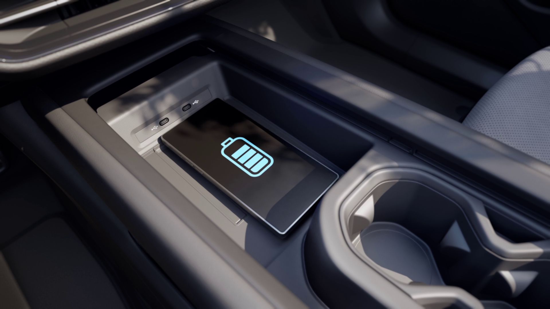 Ein Smartphone liegt in der Mittelkonsole eines Autos und zeigt ein Symbol an, das den Ladevorgang der Batterie darstellt. Das Symbol ist ein großer Akku mit einem Ladezustandsbalken.
