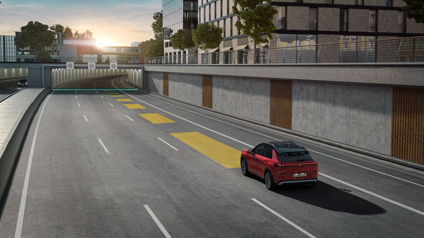 Illustration zeigt schematisch anhand eines VW T-Roc die Funktionsweise der automatischen Distanzregelung ACC.