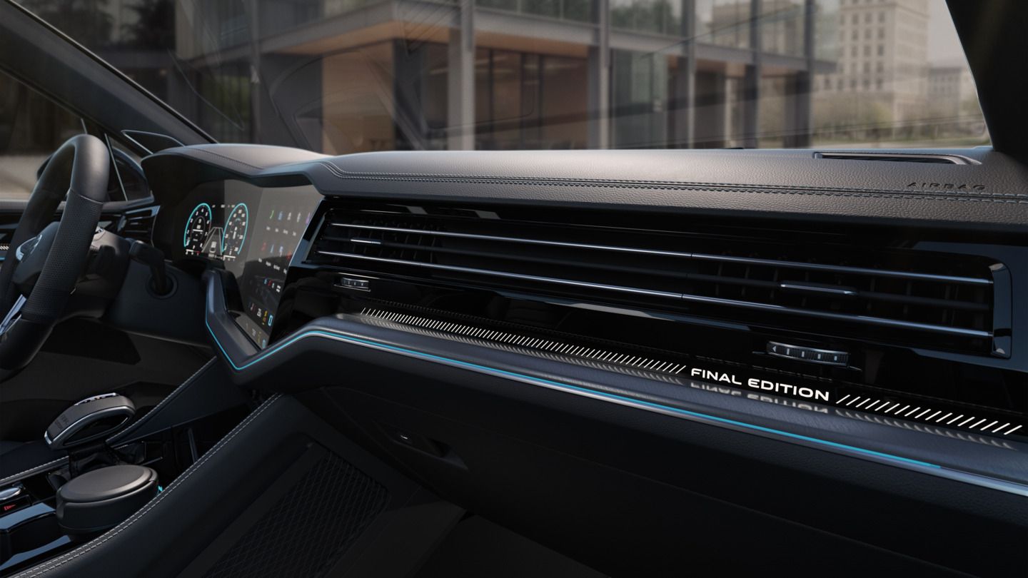 Das Cockpit eines VW Touareg zeigt die blaue Ambientebeleuchtung mit einem weiß beleuchteten ‚FINAL EDITION‘ Schriftzug.