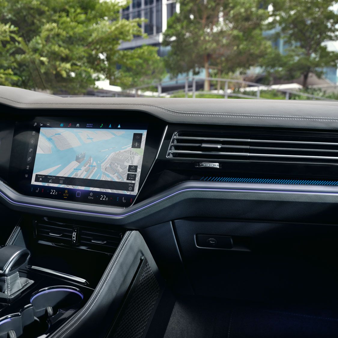 Blick auf das Navigationssystems des VW Touareg R-Line. 