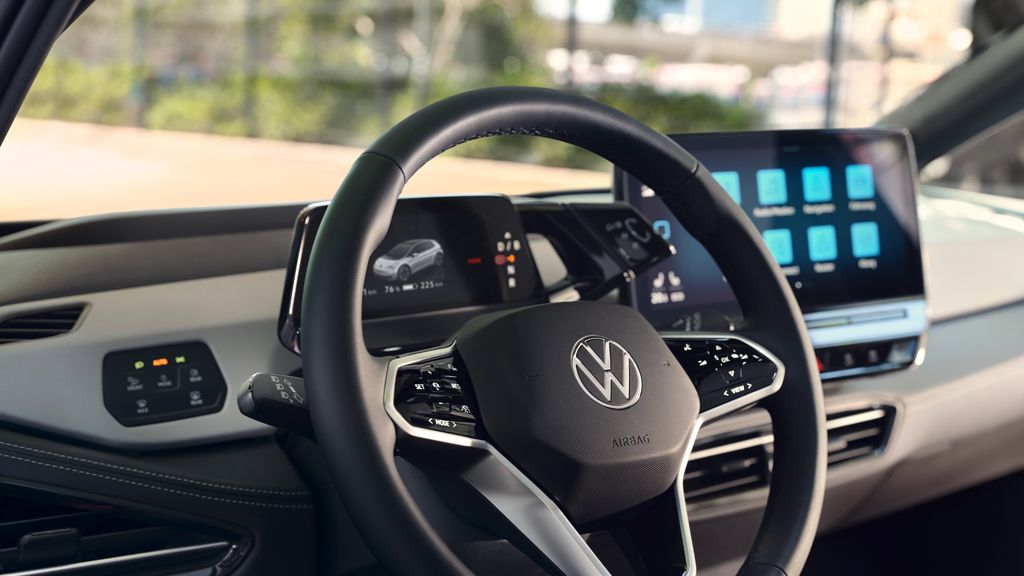 VW Golf Digital Cockpit während der Fahrt mit Head-Up-Display