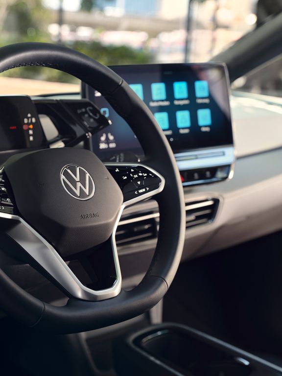 VW Golf Digital Cockpit während der Fahrt mit Head-Up-Display