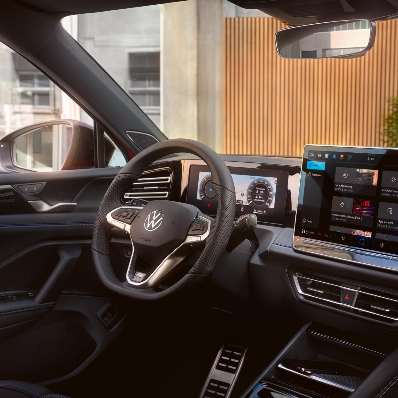 Innenansicht des VW Tiguan mit Blick auf das große Display.
