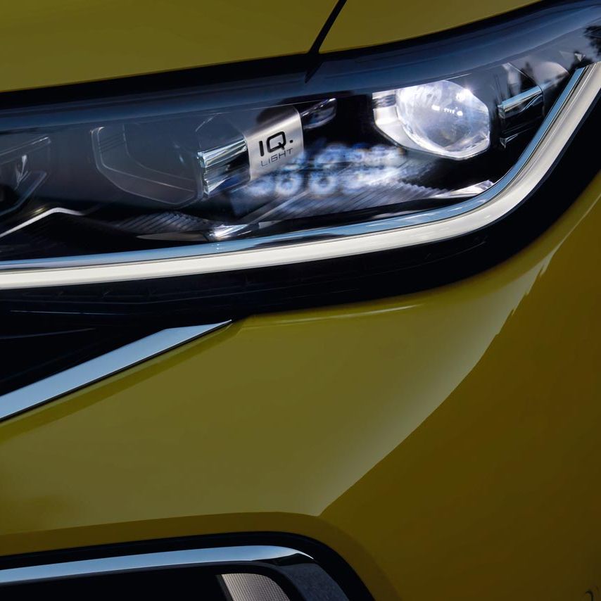 Detailaufnahme der Front-Scheinwerfer mit sichtbarem IQ.-Schriftzug.