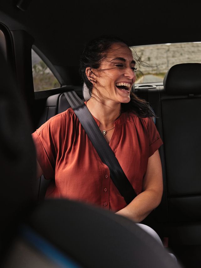 Zwei Frauen haben Spass auf dem Rücksitz eines Volkswagen