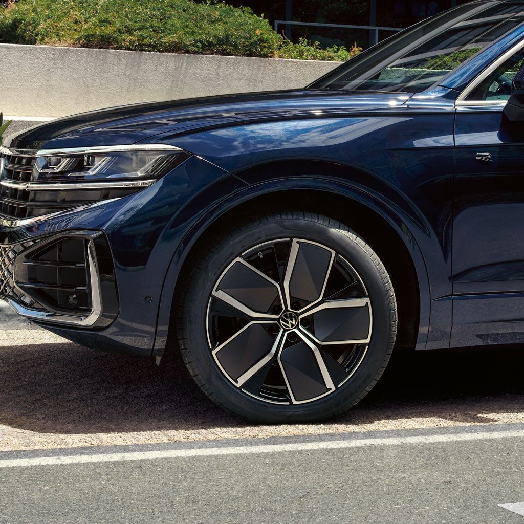 Blauer VW Tiguan parkt entlang einer Straße
