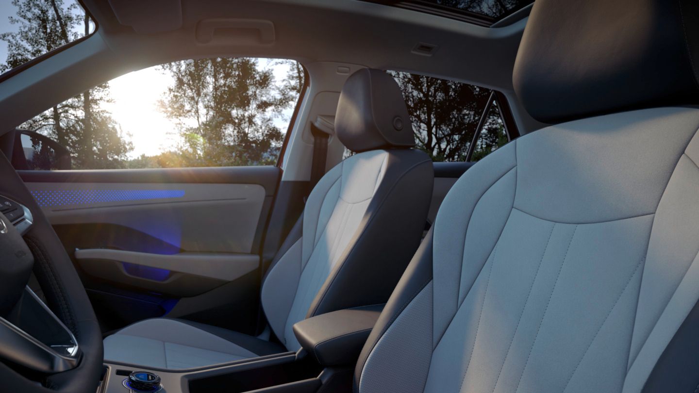 Nahaufnahme der Vordersitze in einem Volkswagen T-Roc Style, gepolstert mit Art Velours- Stoff