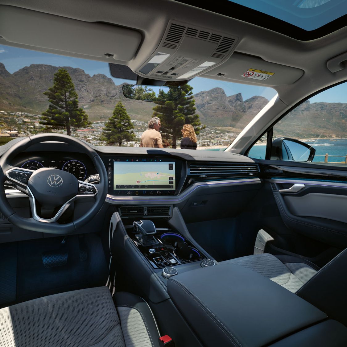 Blick auf das Navigationssystems des VW Touareg R-Line.