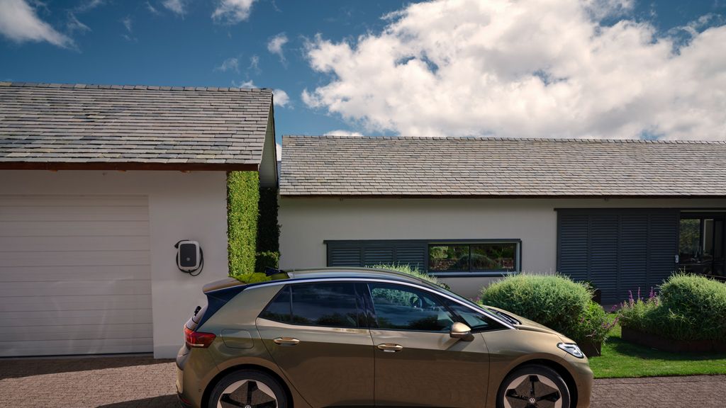 Blick auf einen VW ID.3, der vor einer Garage parkt.