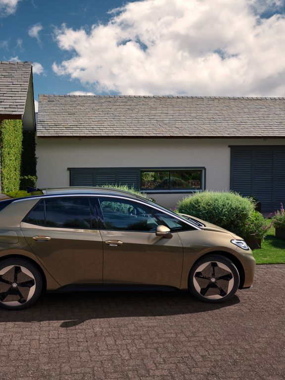 Blick auf einen VW ID.3, der vor einer Garage parkt.