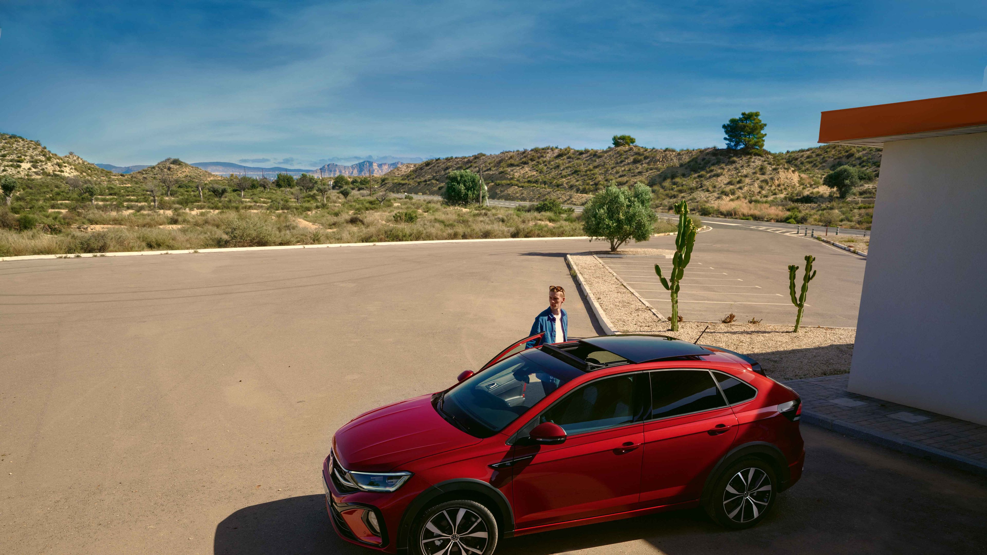VW Taigo R-Line in Rot von oben seitlich sichtbar, optionales Panorama-Ausstell-/Schiebedach