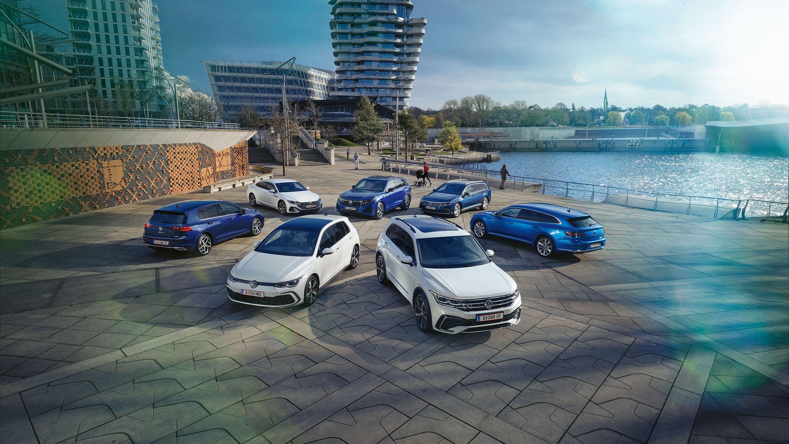 VW Hybridmodelle parken am Hafen