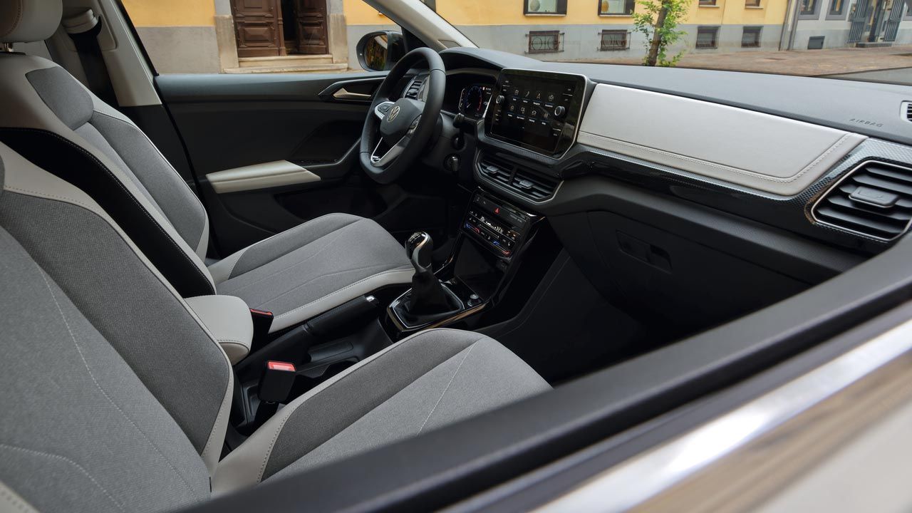Einsicht ins Cockpit durch das Beifahrerfenster.