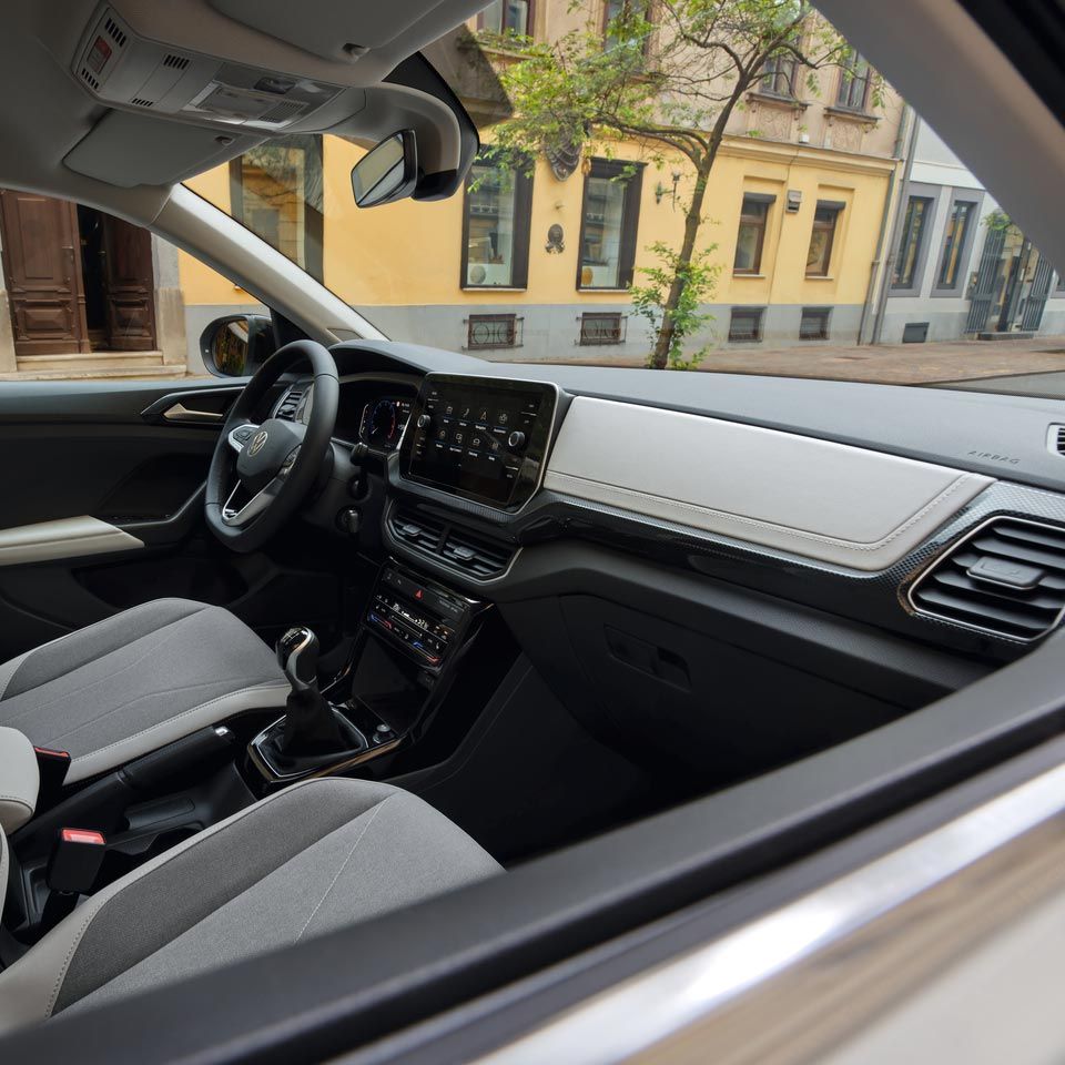 Einsicht ins Cockpit durch das Beifahrerfenster.