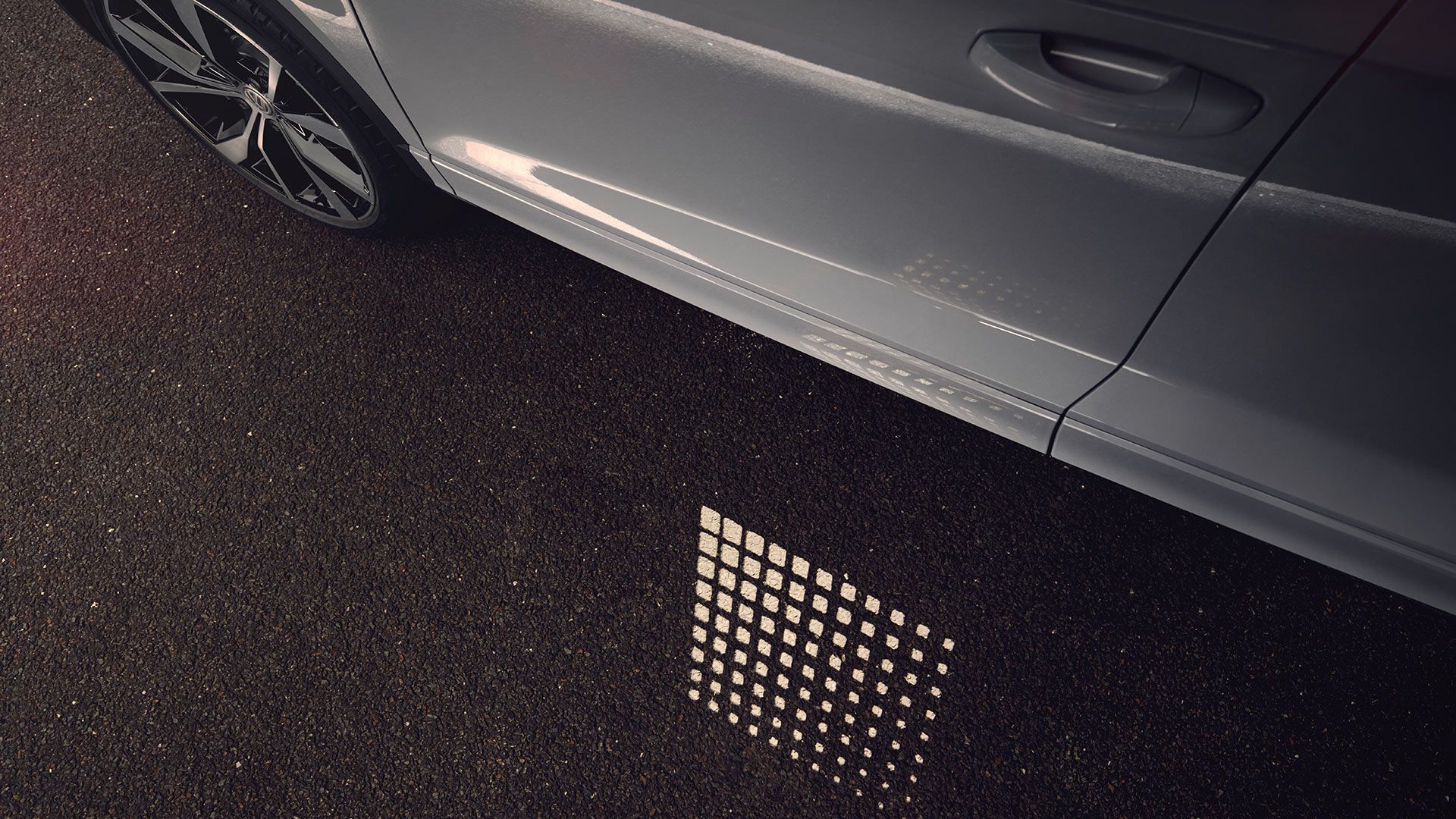 Logoprojektion mit SUV-Signatur erscheint beim T-Roc R-Line neben der Tür auf dem Boden