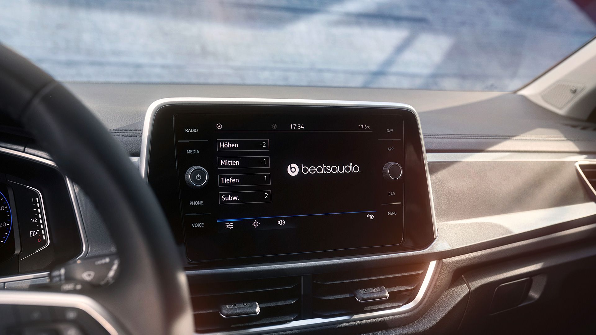 VW T-Roc Interieur, Detailansicht des Infotainment-Systems Discover Media