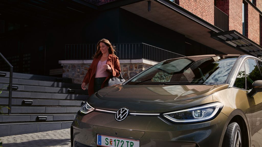 Am Straßenrand geparkter VW ID.3 GO - Frontansicht, Mondsteingrau