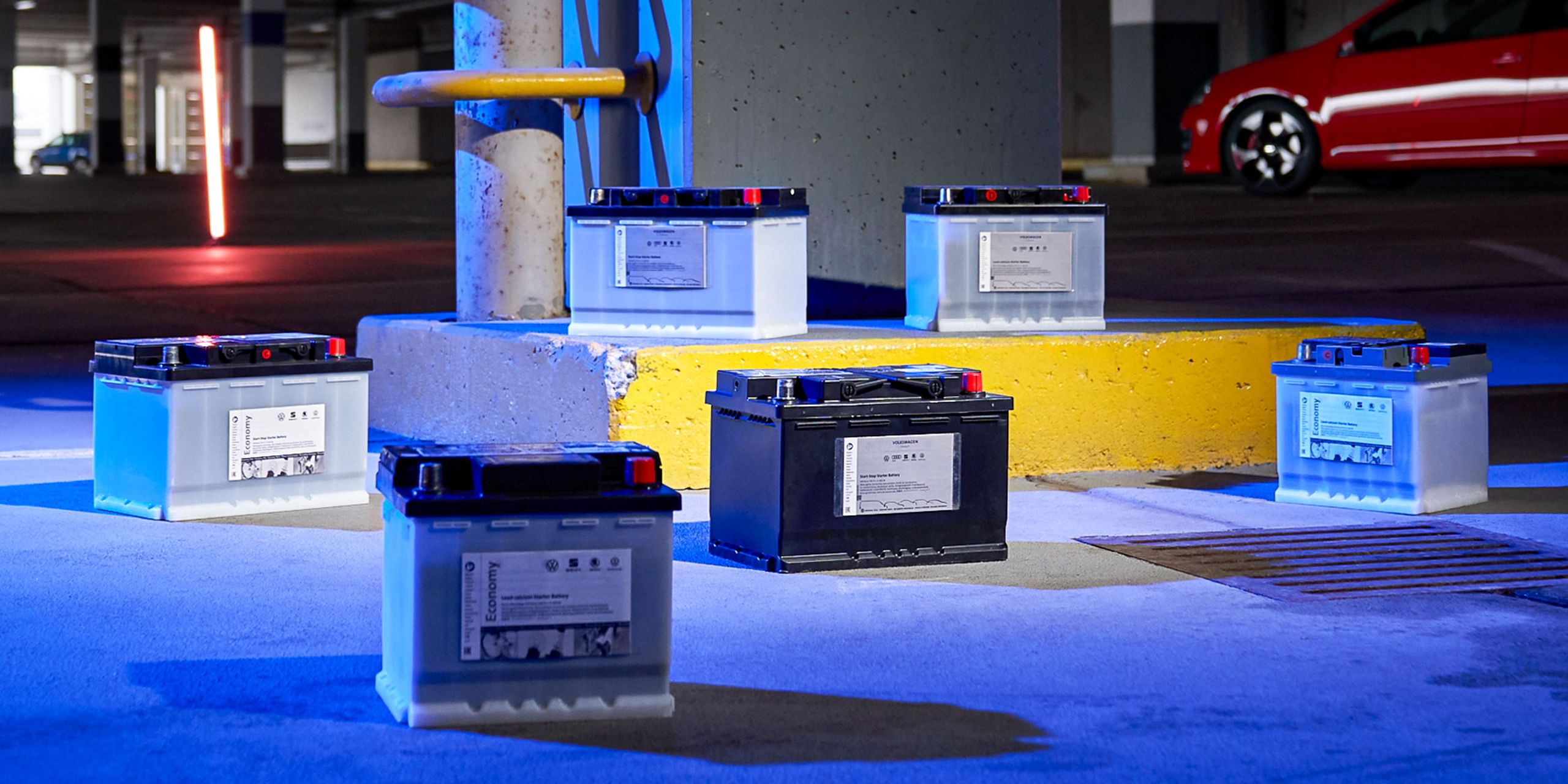 VW Batterie wird von einem Mechaniker in der VW Werkstatt ausgetauscht