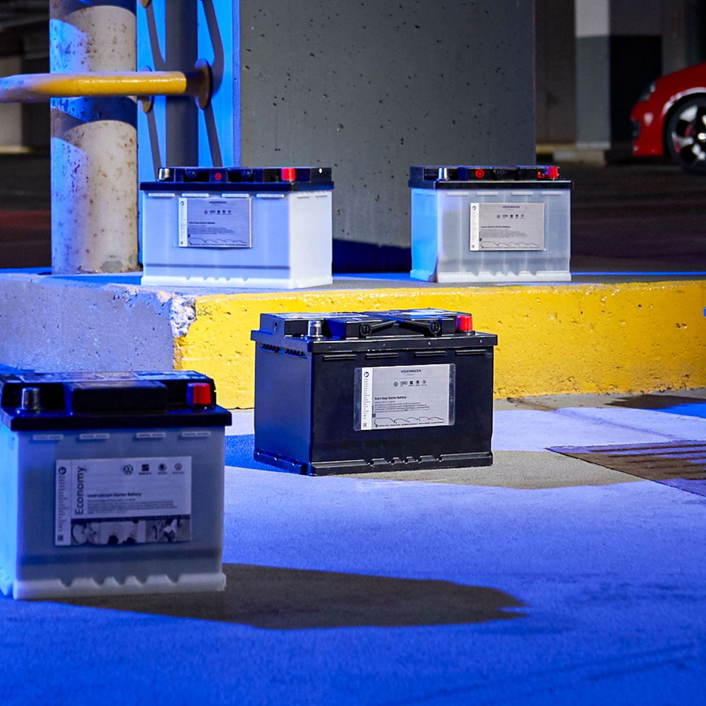 VW Batterie wird von einem Mechaniker in der VW Werkstatt ausgetauscht