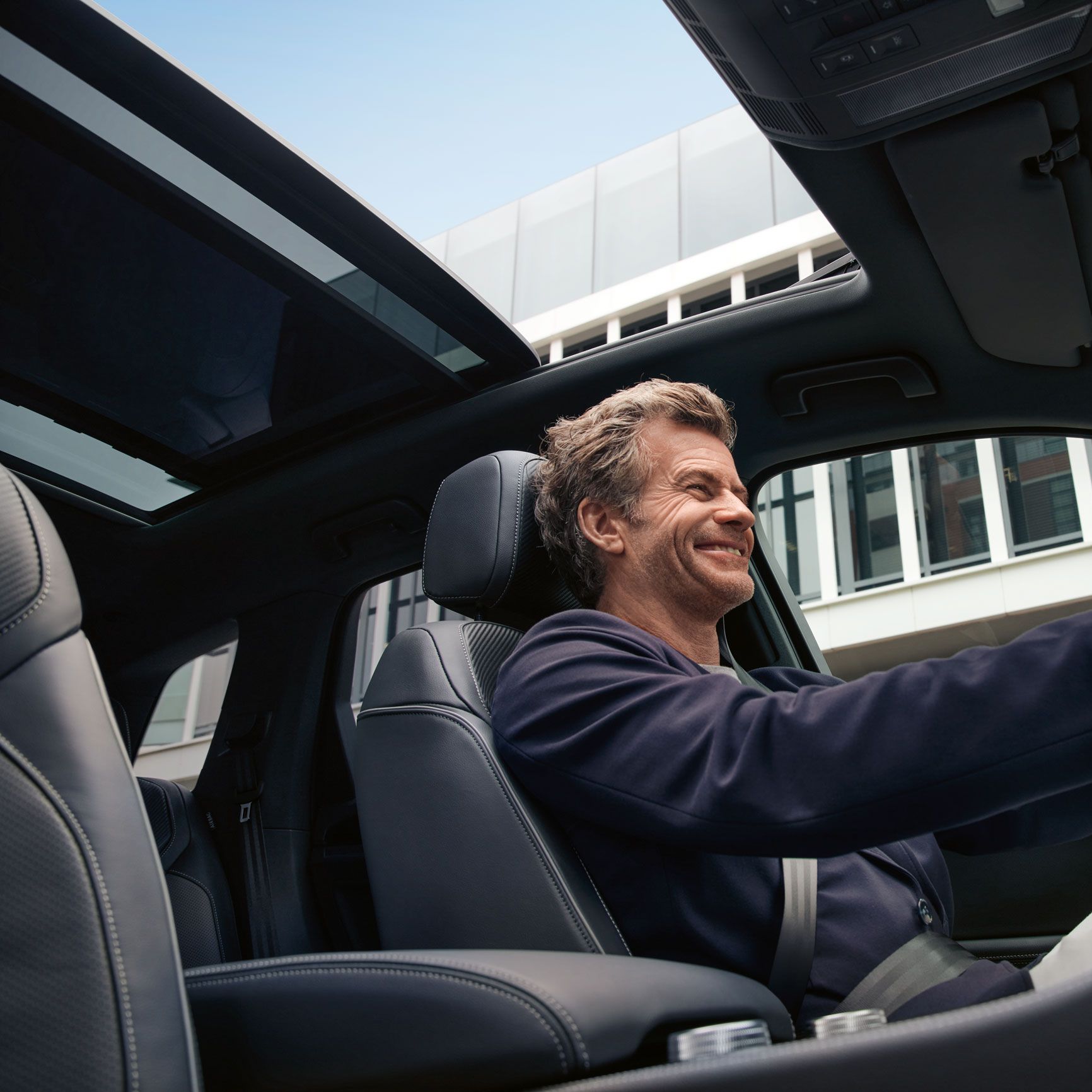 Blick von innen auf das optionale Panoramaglasdach des VW Touareg R-Line.