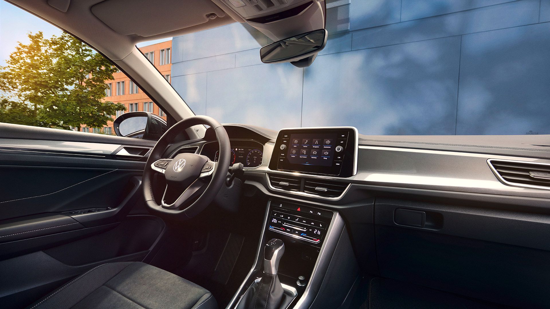 VW T-Roc Interieur, Sicht vom Beifahrersitz auf Fahrersitz und Cockpit mit Multifunktionslenkrad und Infotainment-System