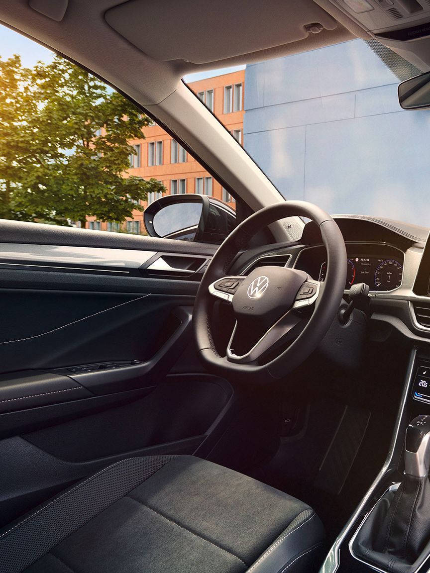 VW T-Roc Interieur, Sicht vom Beifahrersitz auf Fahrersitz und Cockpit mit Multifunktionslenkrad und Infotainment-System