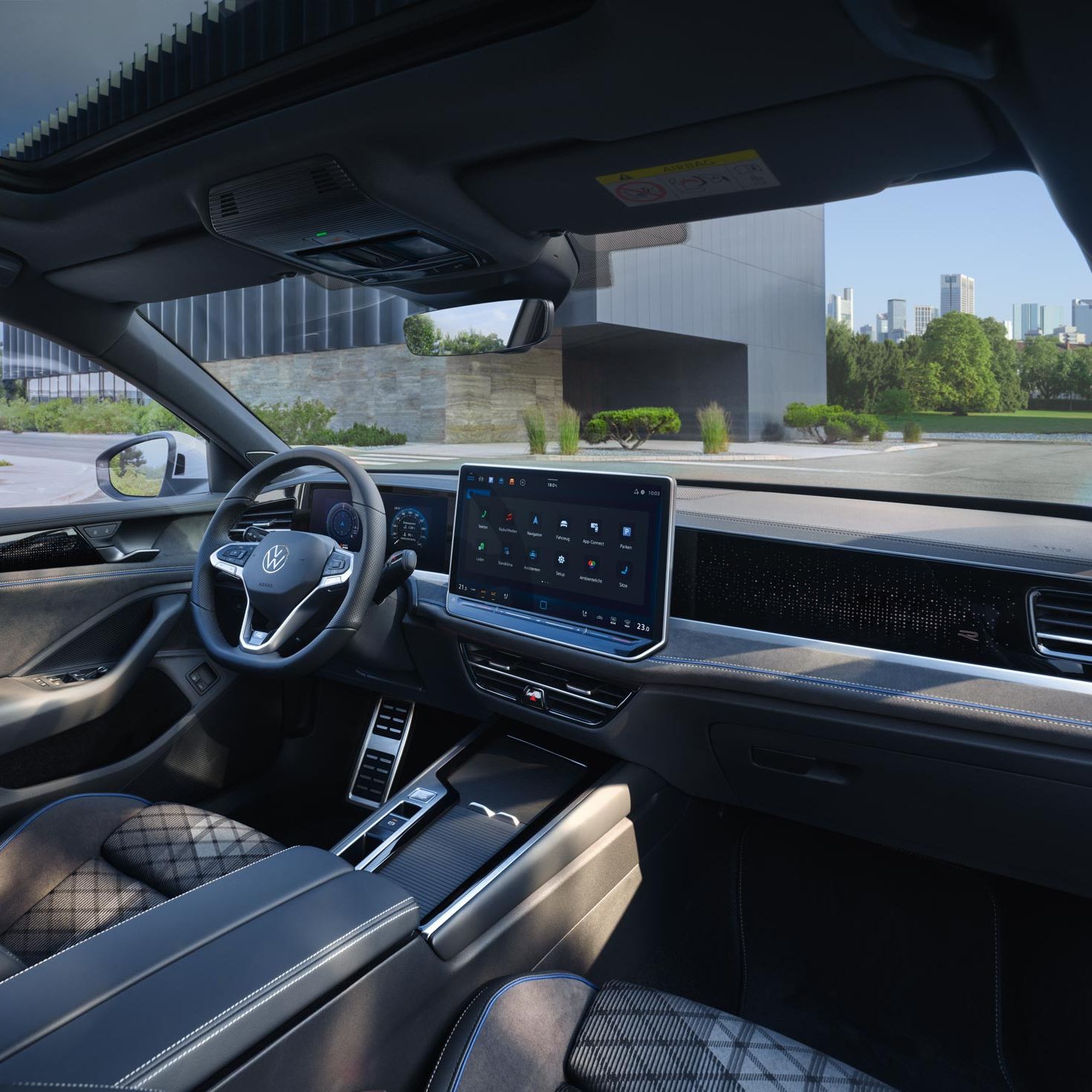 Innenansicht des VW Passat mit Blick auf die optionalen ergoActive Sitze und das Cockpit.