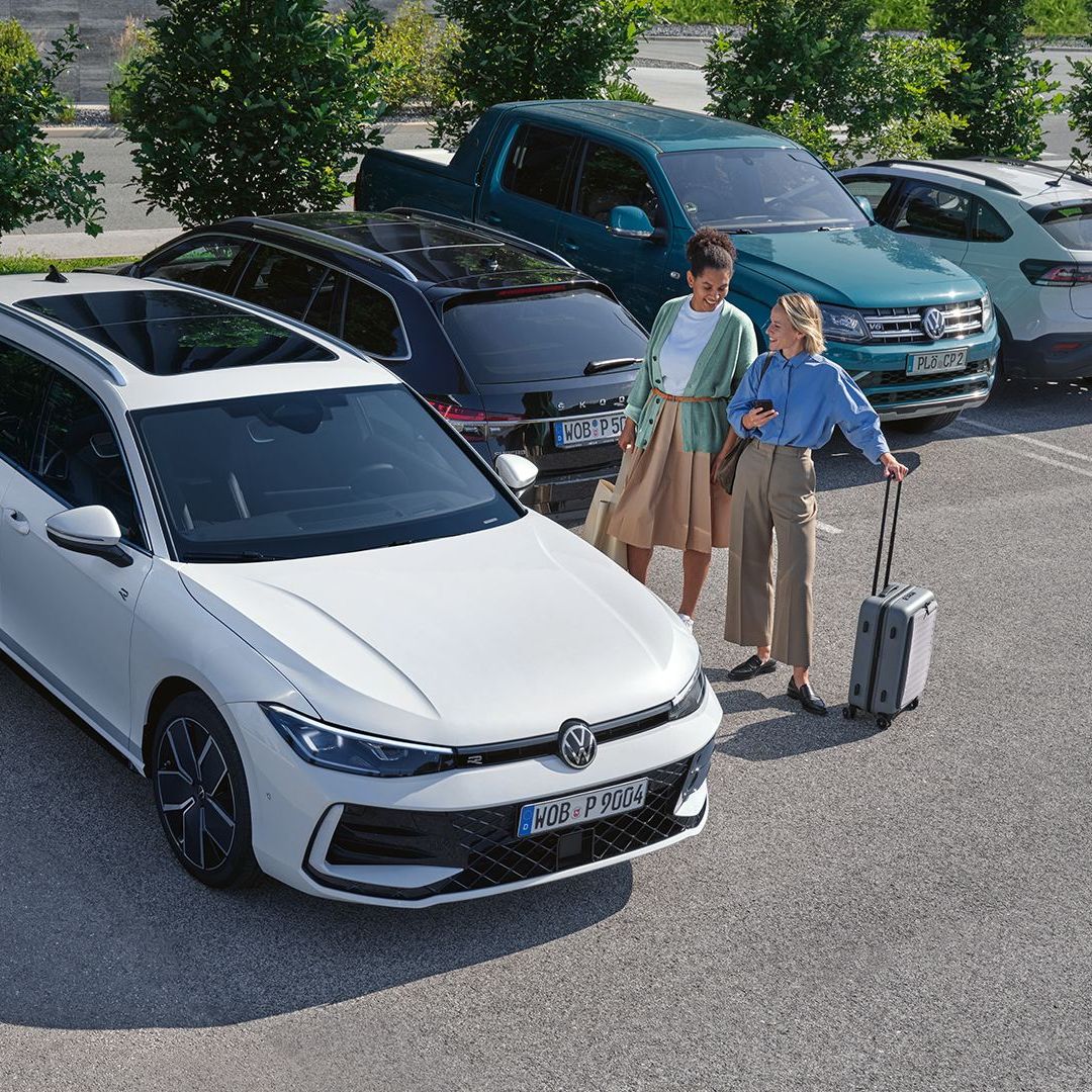 Die LED-Matrixscheinwerfer im Fokus eines weißen VW Passat.