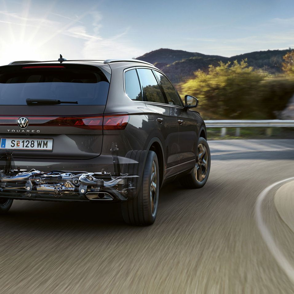 Grafik zeigt die aktive Wankstabilisierung vom VW Touareg.