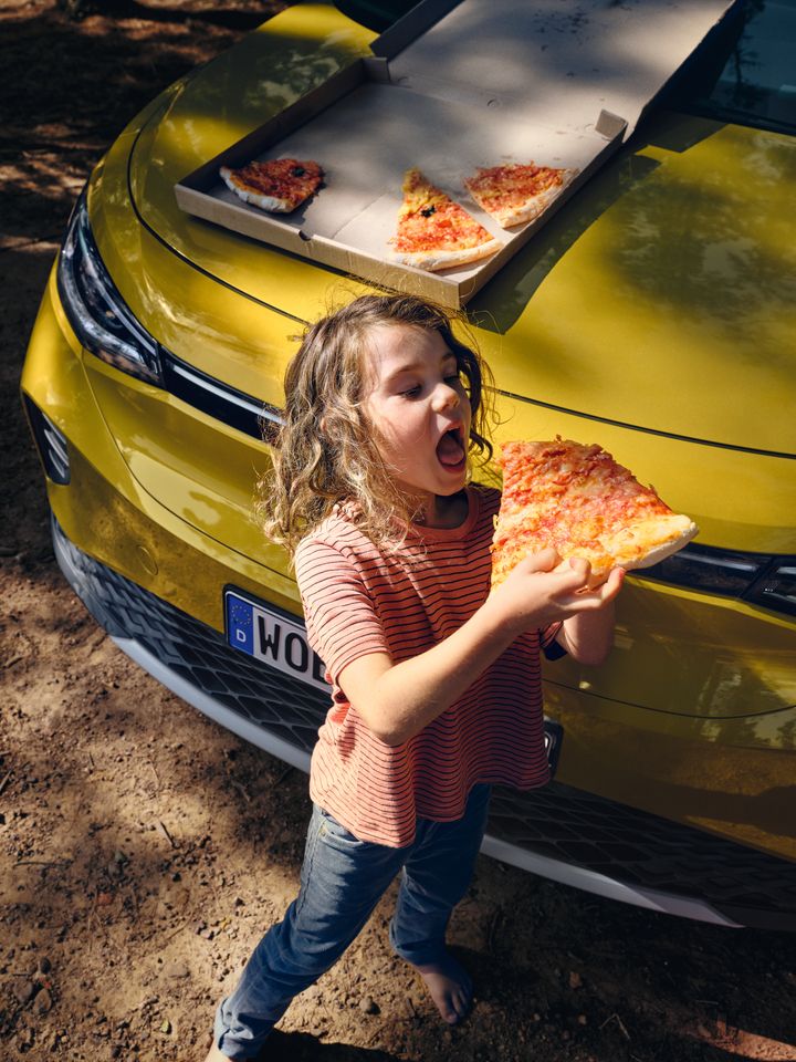 VW ID.4 Kind isst ein Stück Pizza