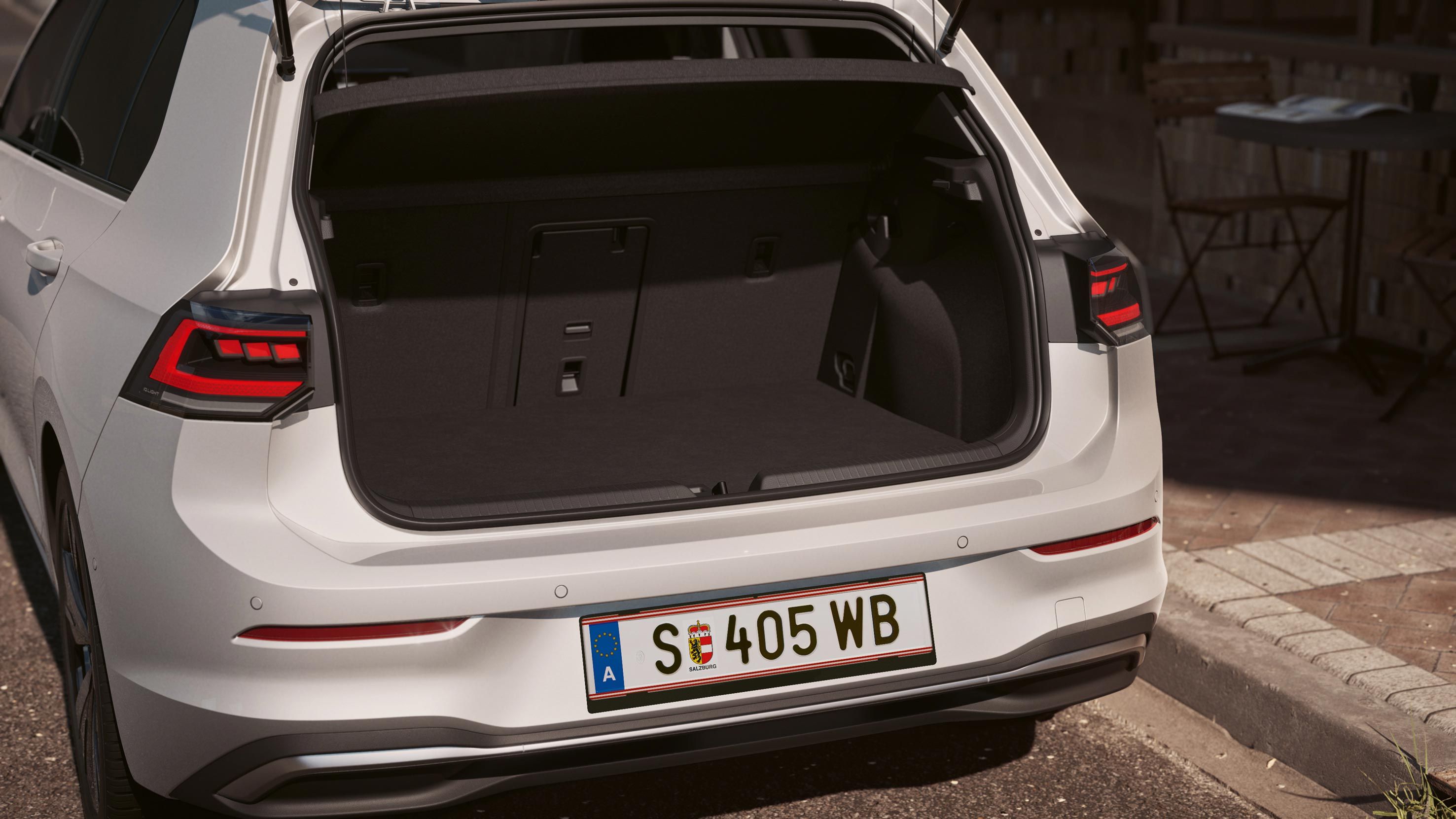 Ansicht des Kofferraums eines weißen VW Golf 