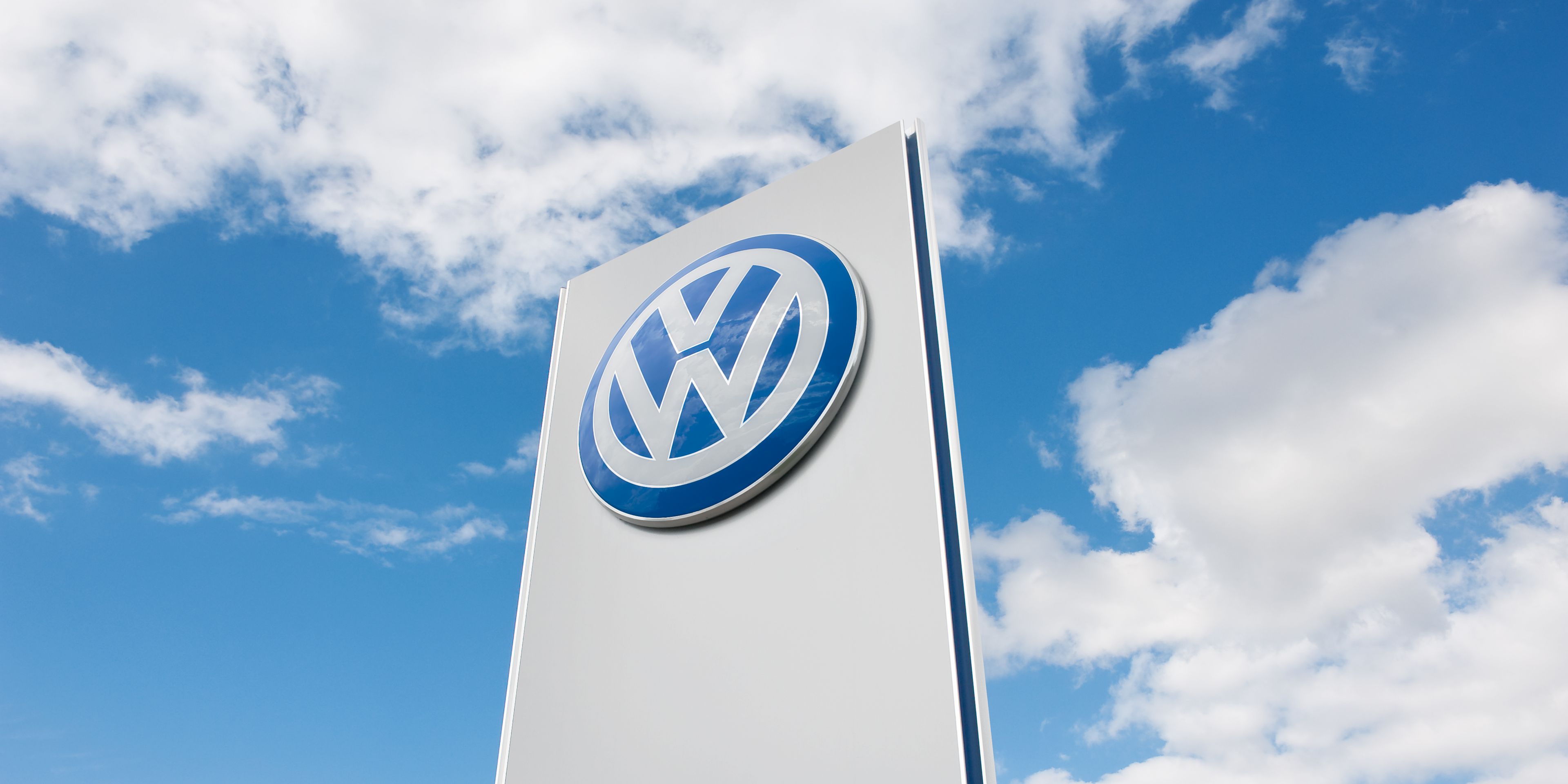 vw säule zeichen markenzeichen himmel wolken