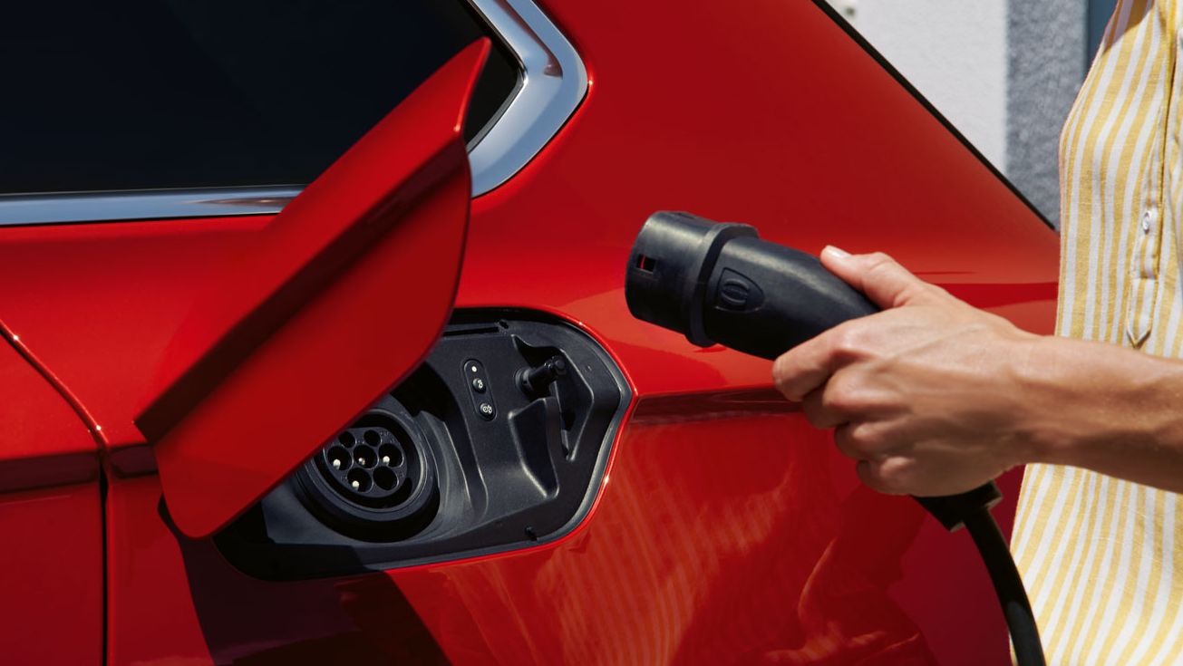 Ein Ladekabel wird an den VW Touareg Elegance eHybrid angeschlossen.