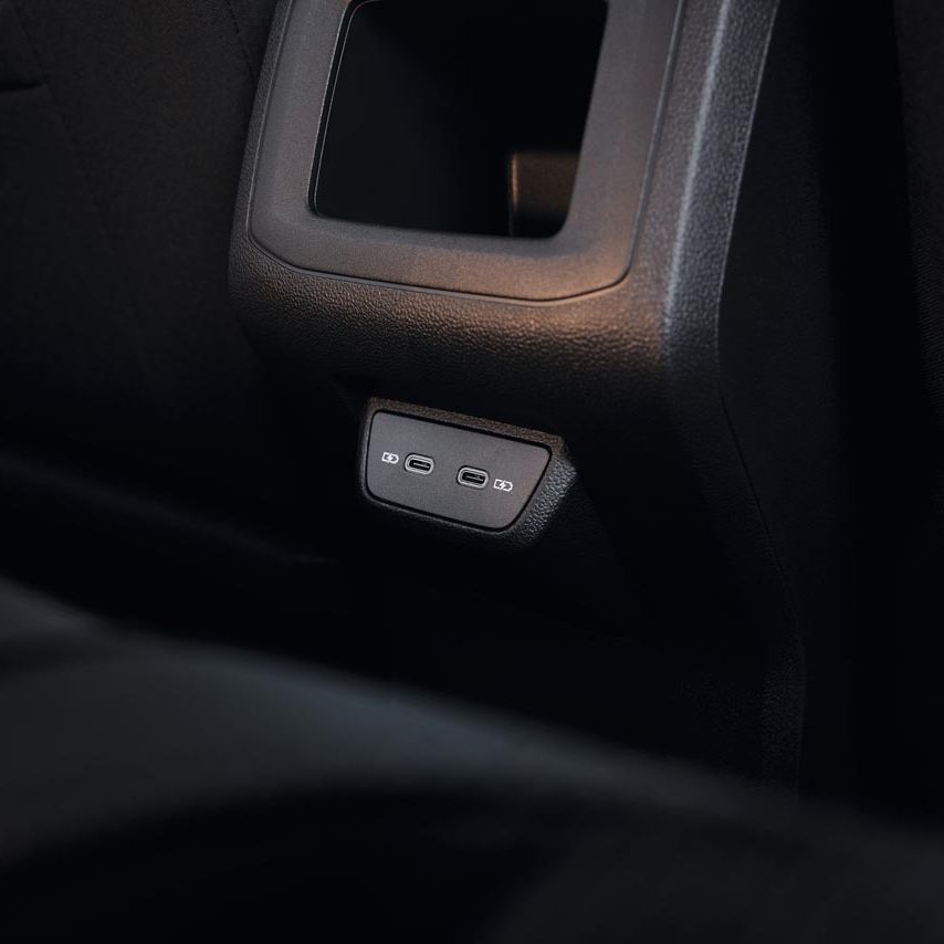 Großaufnahme der USB-C Schnittstellen für die Rückbank.