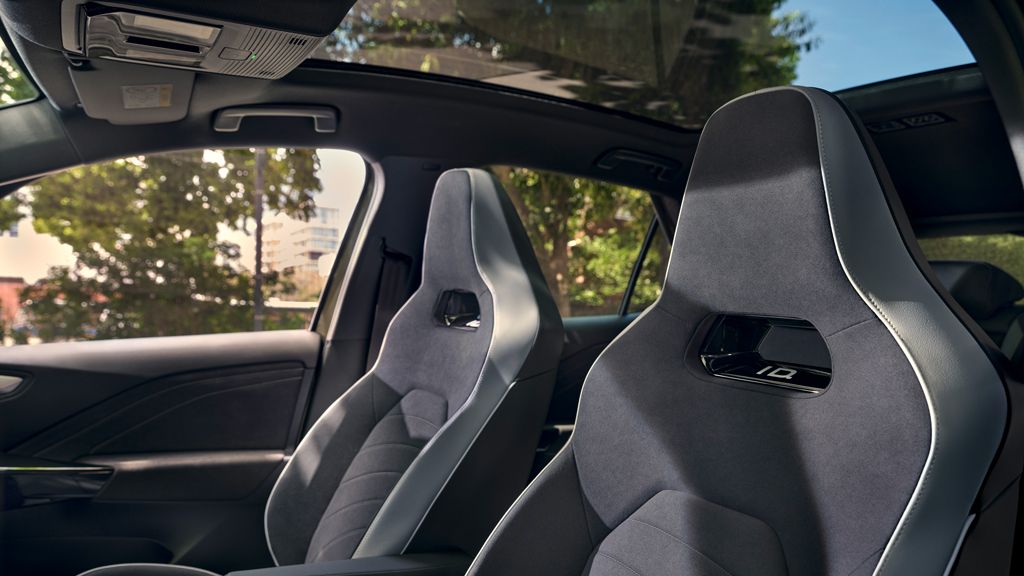 Blick auf den elektrischen Top Sportsitz des VW ID.3 mit Massagefunktion und hochwertigem Gewebe.