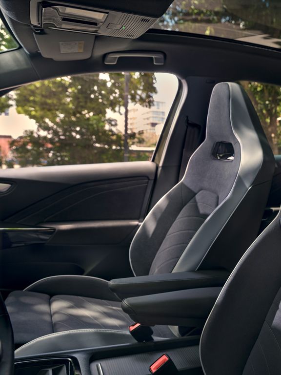 Blick auf den elektrischen Top Sportsitz des VW ID.3 mit Massagefunktion und hochwertigem Gewebe.