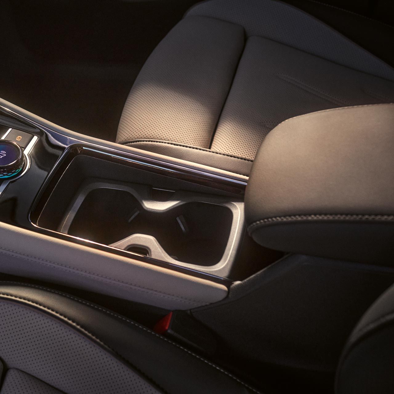 Detailansicht im Innenraum des VW Tiguan mit Fokus auf die Mittelkonsole mit dem Fahrerlebnisschalter.