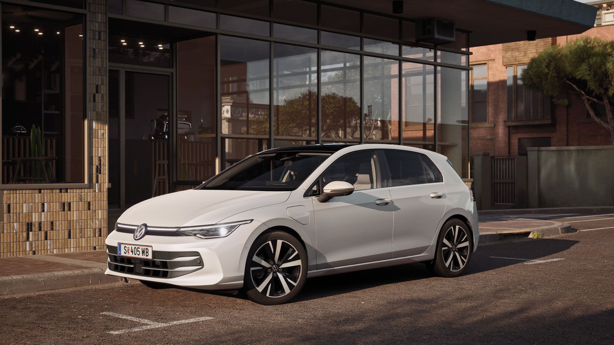Front- und Seitenansicht eines weißen VW Golf geparkt in der Stadt