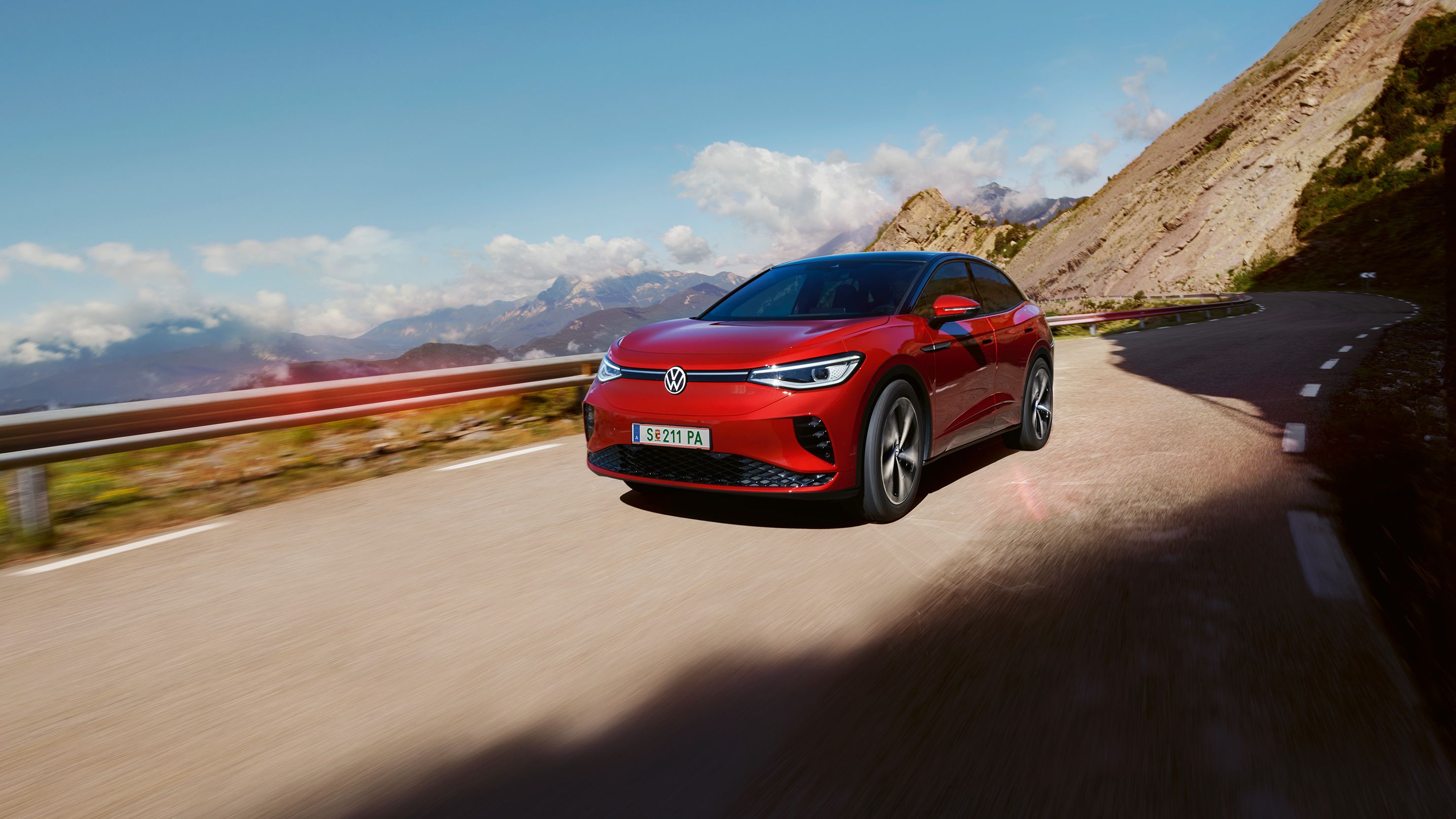 Roter VW ID.5 GTX fährt auf Bergstraße