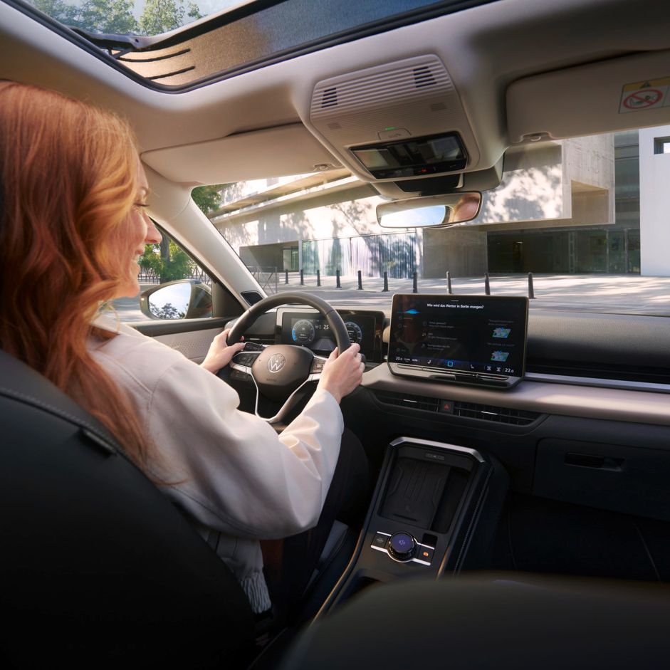Eine Frau nutzt die Sprachsteuerung IDA im VW T-Roc Style.