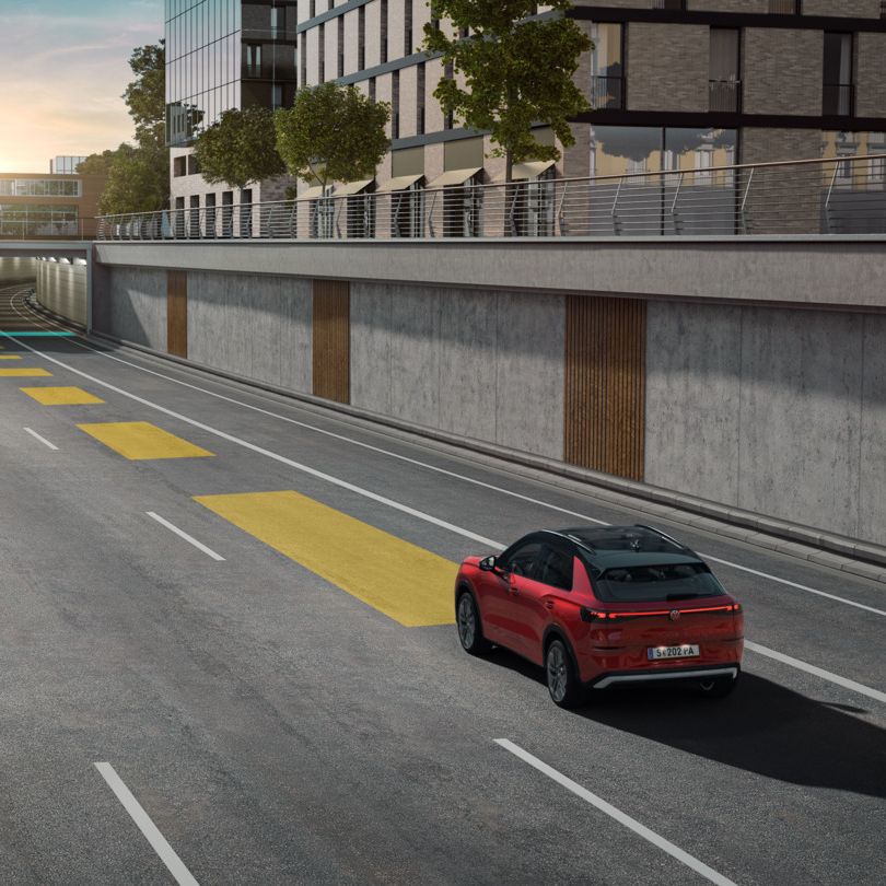 VW T-Roc Illustration zeigt schematisch anhand eines VW T-Roc die Funktionsweise der automatischen Distanzregelung ACC.