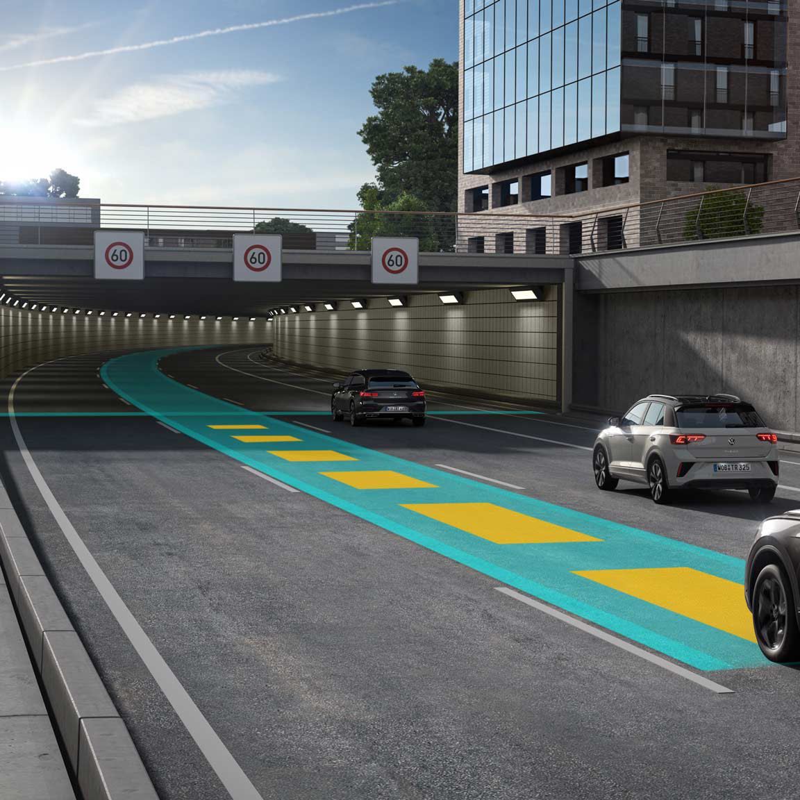 VW Touareg bewegt sich im Straßenverkehr, dabei wird die automatische Distanzregelung ACC genutzt.