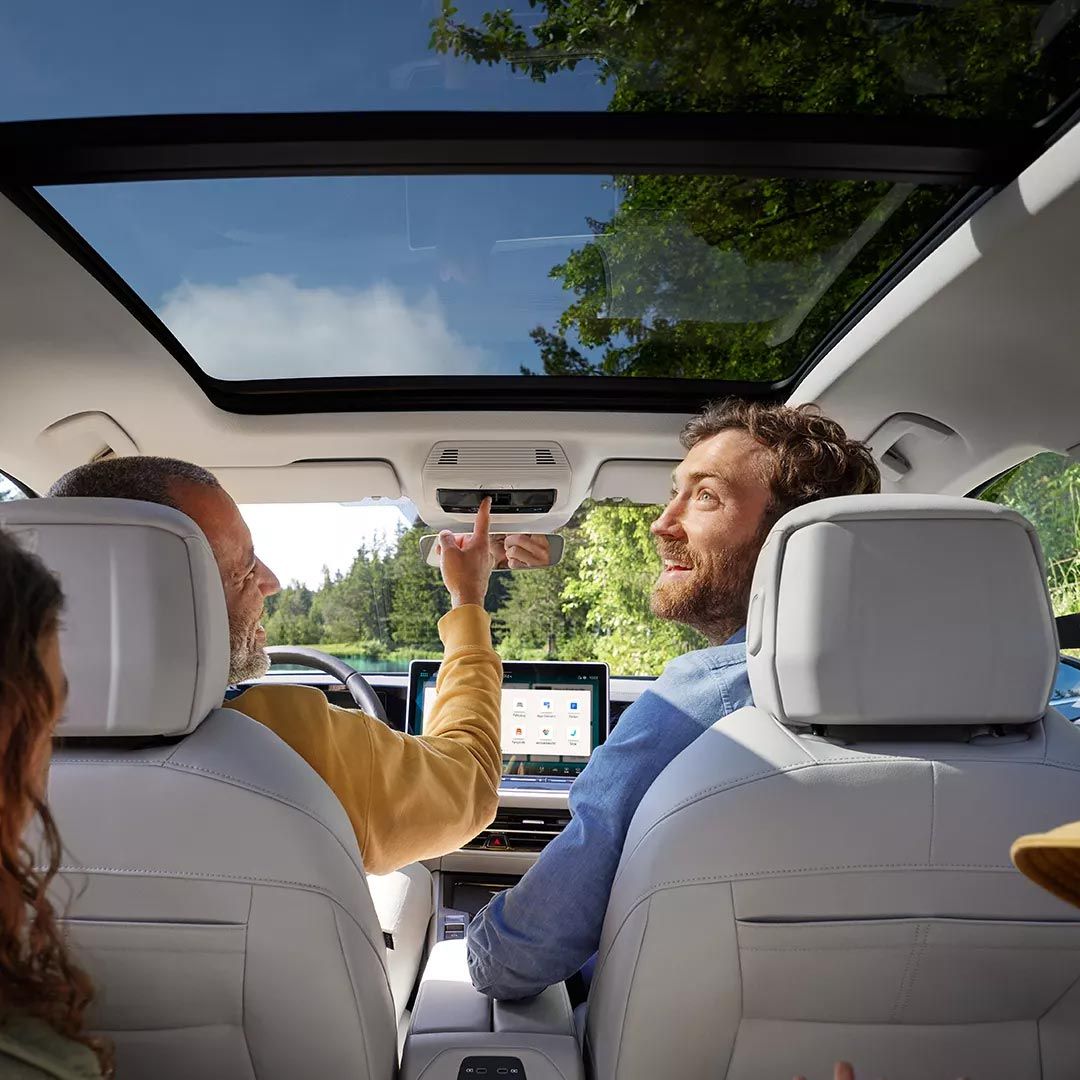Die LED-Matrixscheinwerfer im Fokus eines weißen VW Passat.