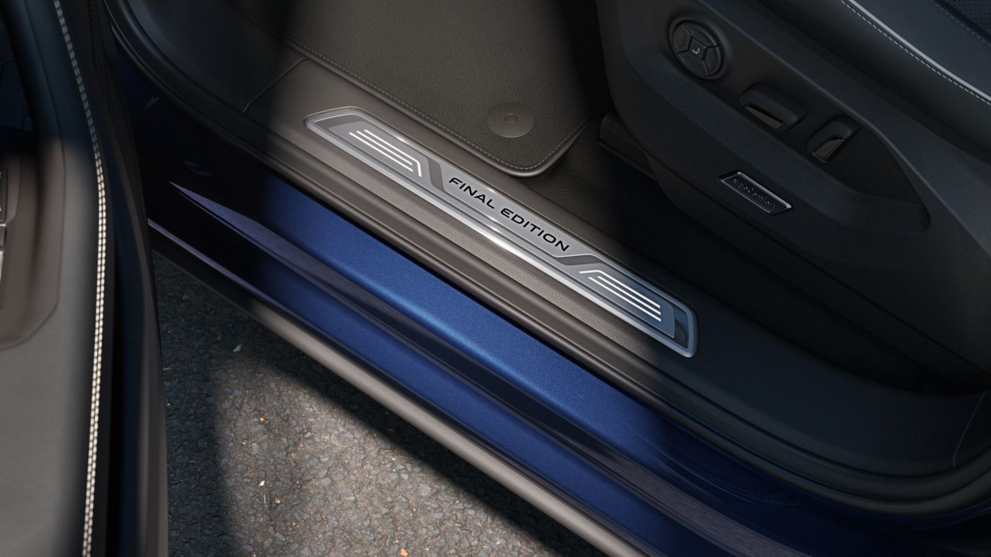 Detailansicht der durchleuchteten Einstiegsleiste mit Schriftzug , FINAL EDITION'.