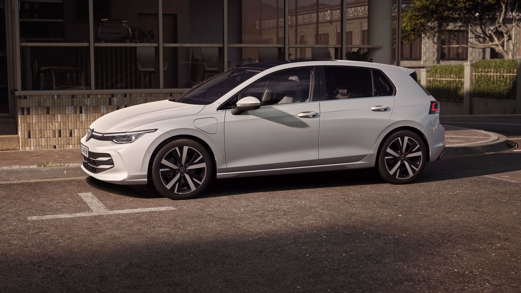 Seitenansicht eines weißen VW Golf der in Stadt geparkt ist