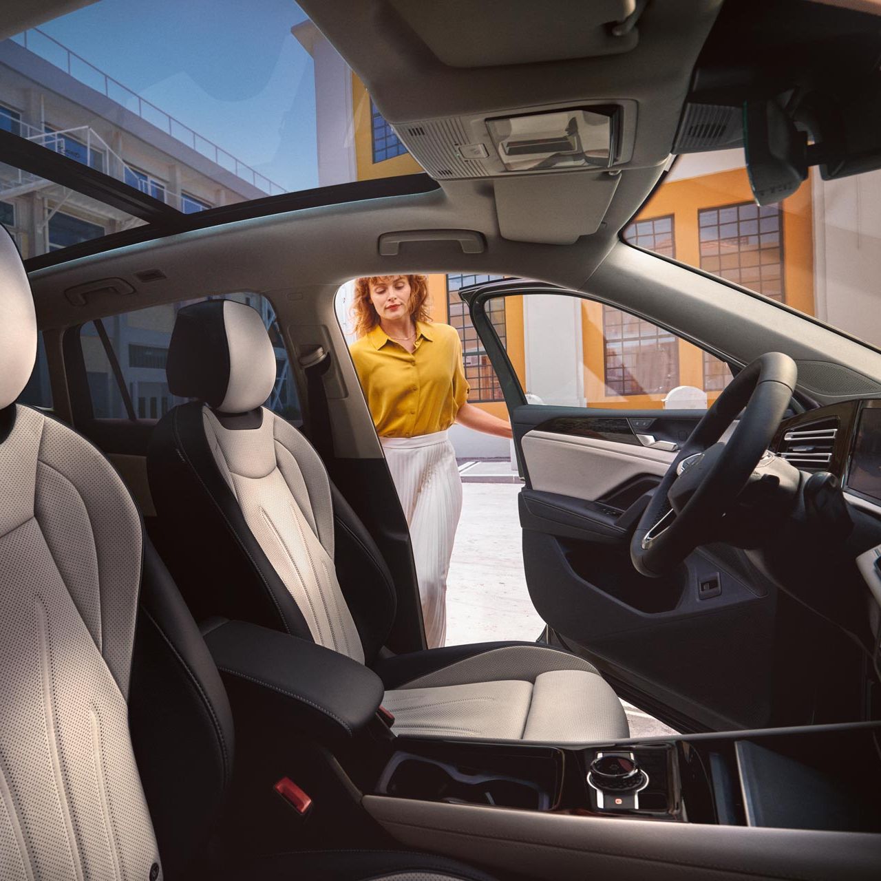 Innenschuss des VW Tiguan. Eine Frau steigt auf der Fahrerseite ein.