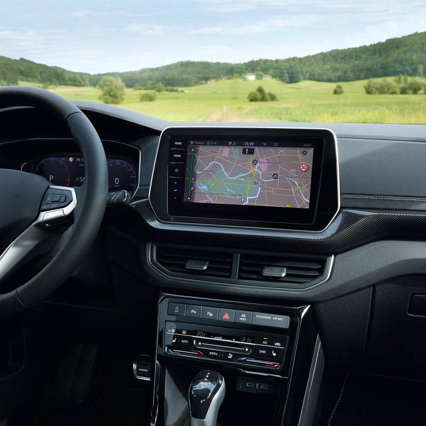 Blick auf das Radio und den Navigationsbildschirm.