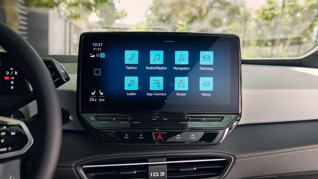 Blick auf das Display der Mittelkonsole im VW ID.3. Auf dem Touchscreen sind diverse Icons zum Anklicken sichtbar.