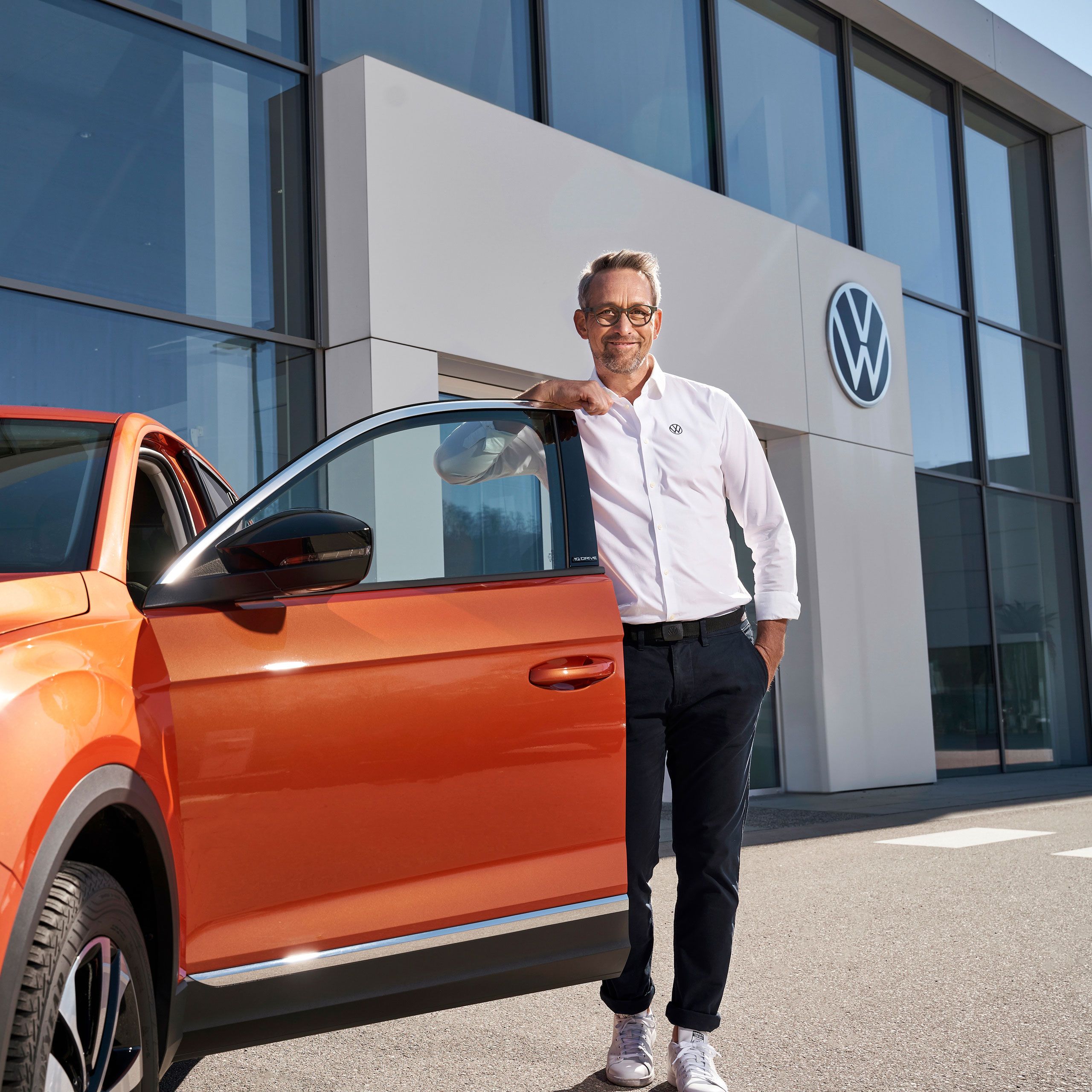 Ein Volkswagen Partner steht vor einem ID.3