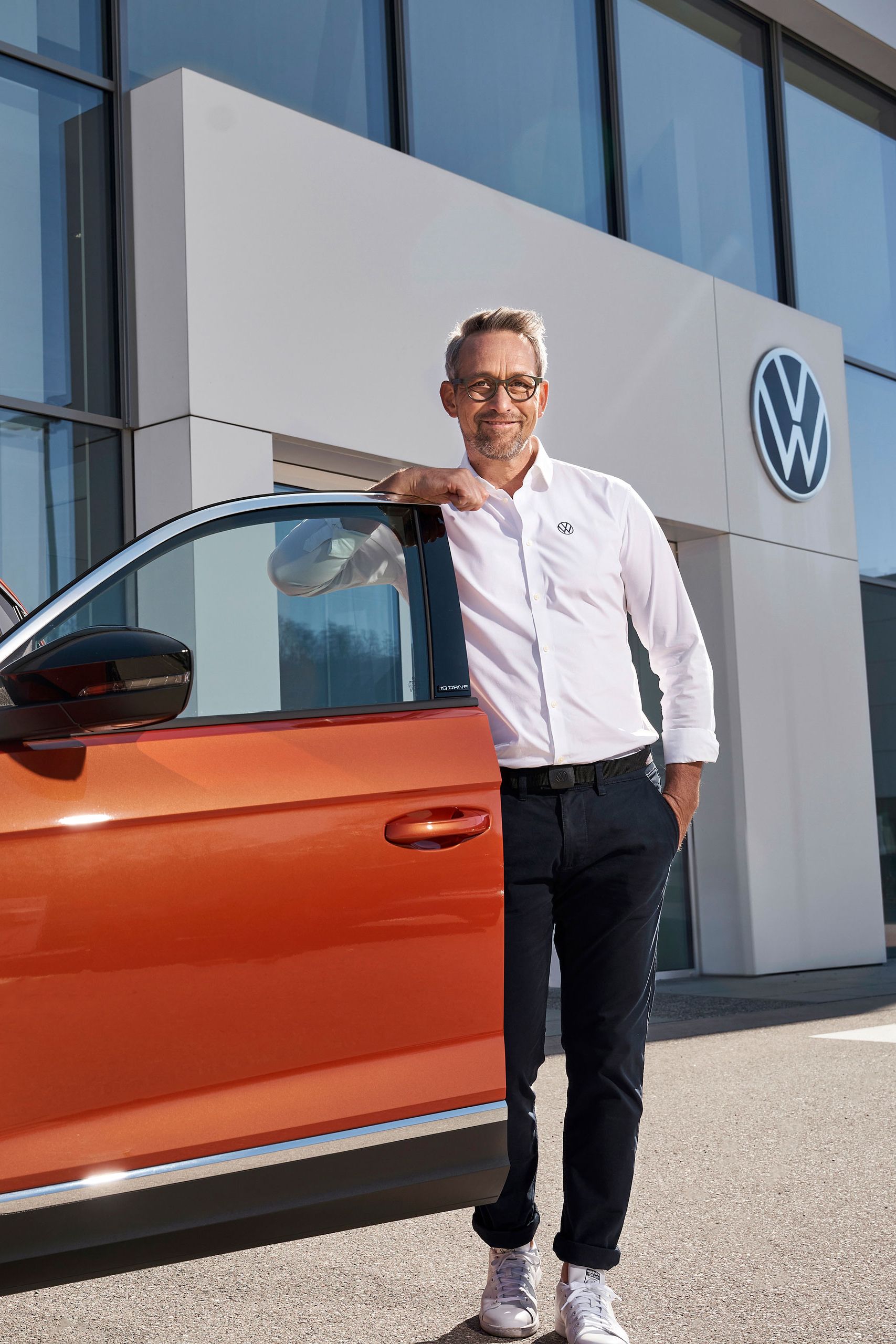 Ein Volkswagen Partner steht vor einem ID.3